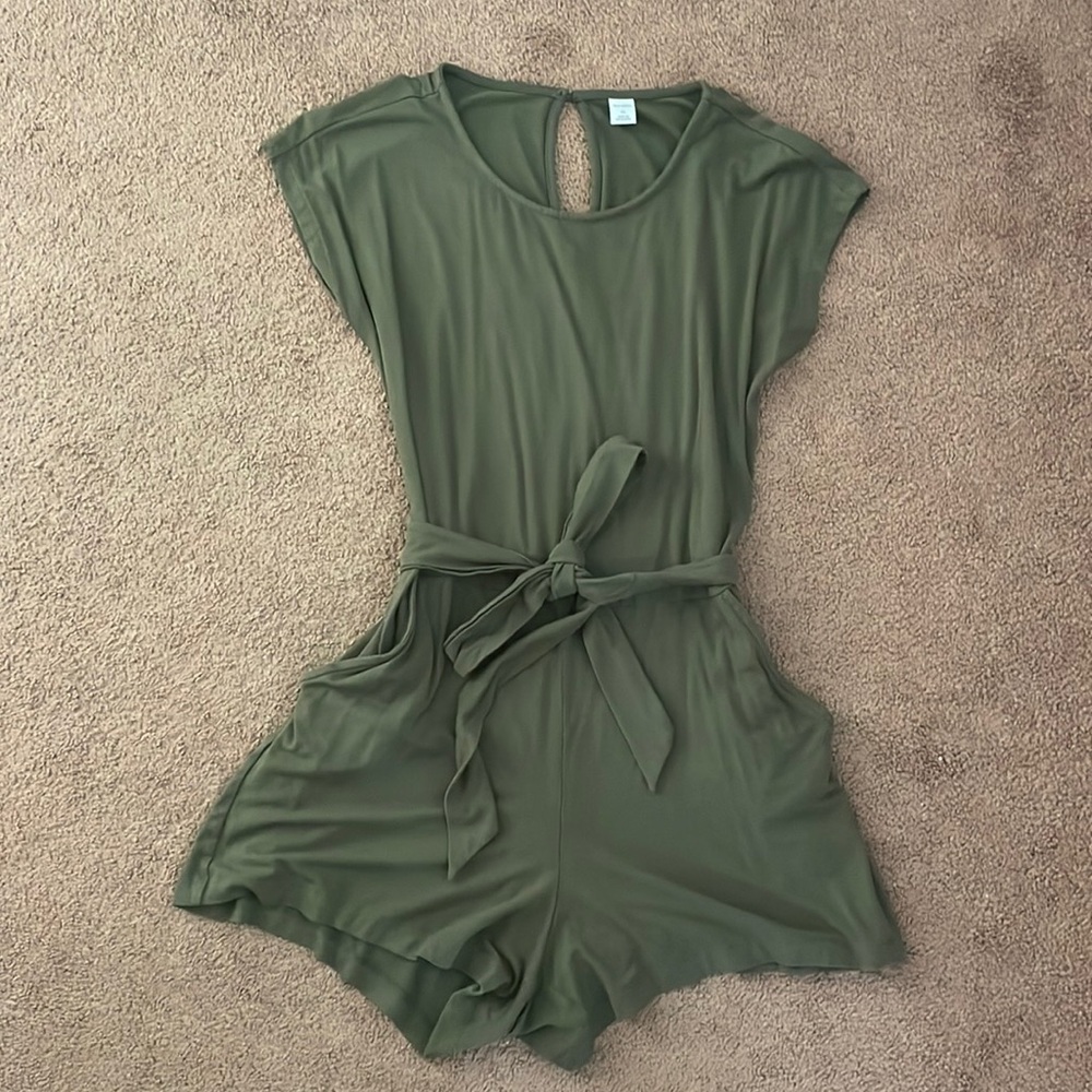 Stretchy Olive Green Old Navy XS Romper with Pockets!!